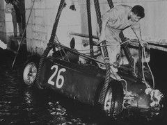 Even with those pontoons Ascari's D50 didn't float