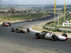 Surtees' Honda leads pack at Kyalami in '68