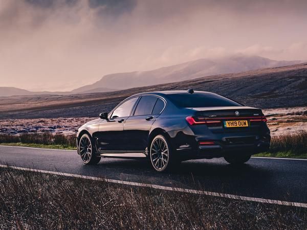 Cận cảnh chiếc BMW 750i 2017 với trang bị nhiều như mây