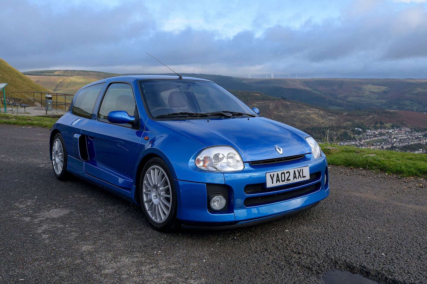 The Renault Clio V6 Is an Amazing Mid-Engine Hot Hatchback 