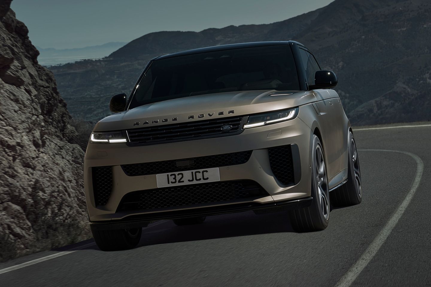 Całkowicie nowy Range Rover Sport SV został zaprezentowany z mocą 635 koni mechanicznych